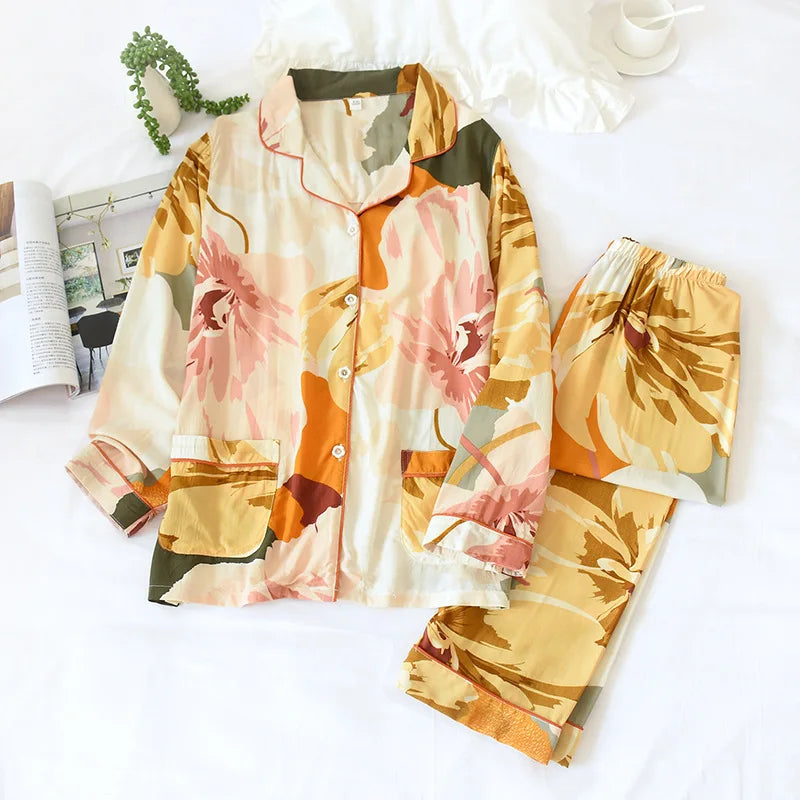 Pyjama femme au printemps feuilles jaunes