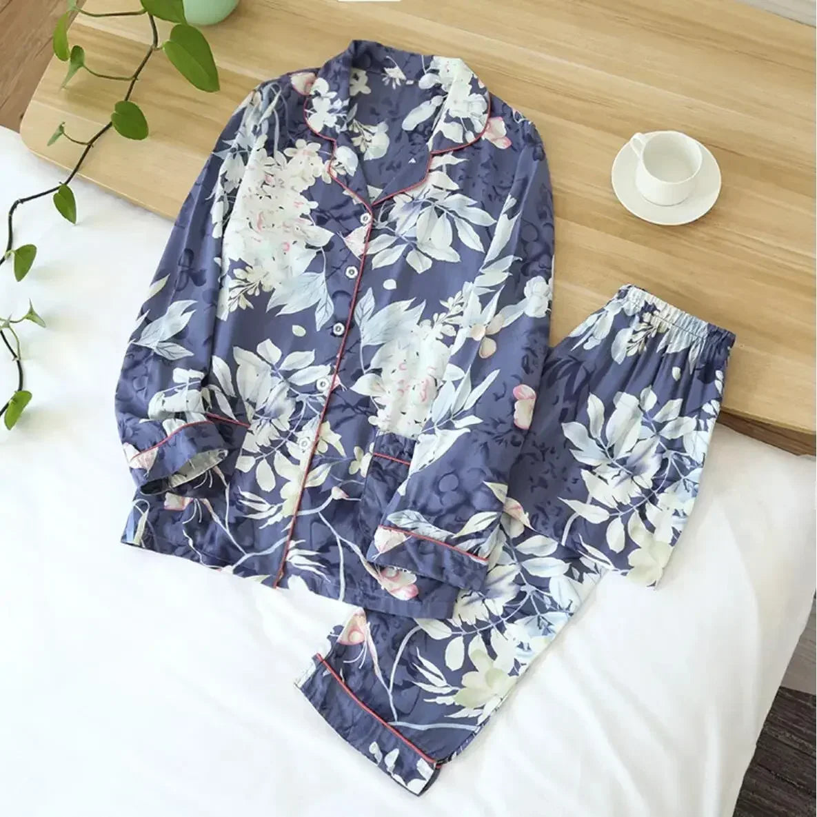 Pyjama femme au printemps bleu nuit