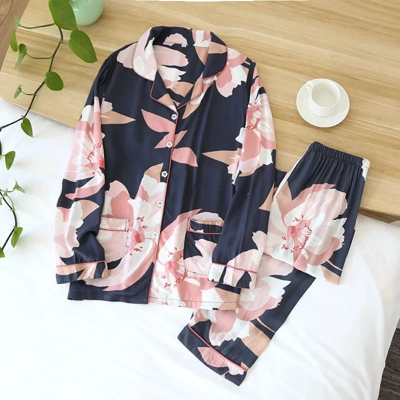 Pyjama femme au printemps imprimé bleu nuit et rose
