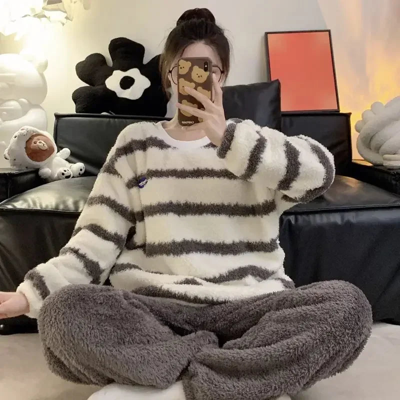 Pyjama polaire femme pilou pilou avec des rayures noires