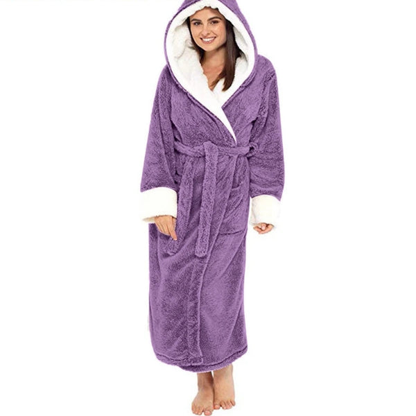 Une robe de chambre violette et blanche à l'intérieur