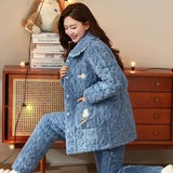 Veste et un pantalon bleus et décorés